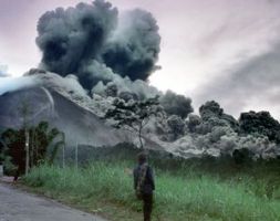 b_300_200_16777215_00_images_eruption_indonesie_080604.jpg