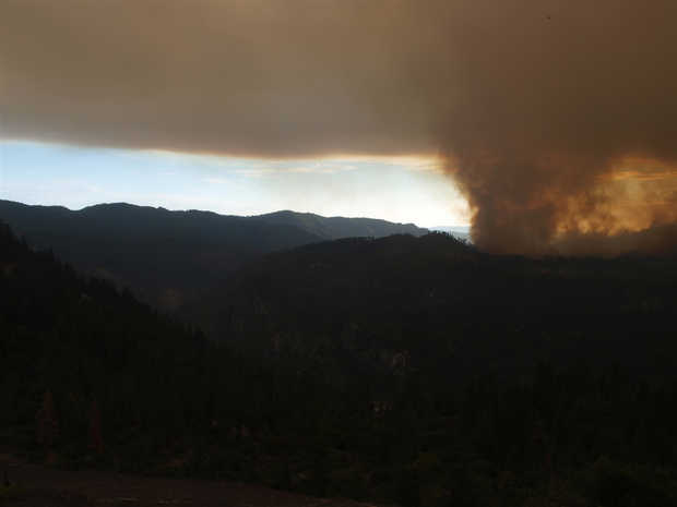 Un incendie de forêt parcourt 1600 ha aux portes du Parc de Yosemite USA